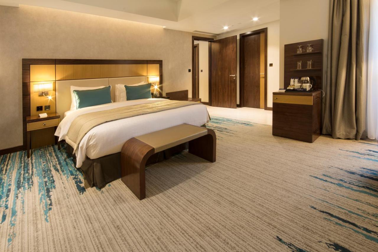 Hotell Golden Tulip Media 4*