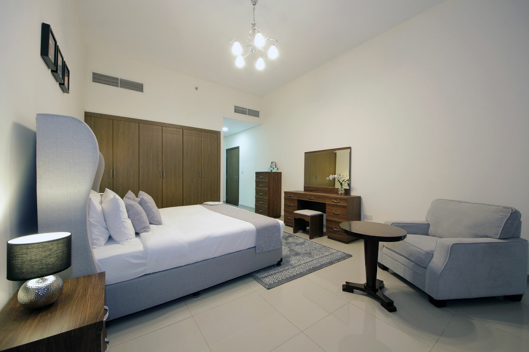 Spacious 2 Bedroom In Al Telal 11, Al Barsha 1 *