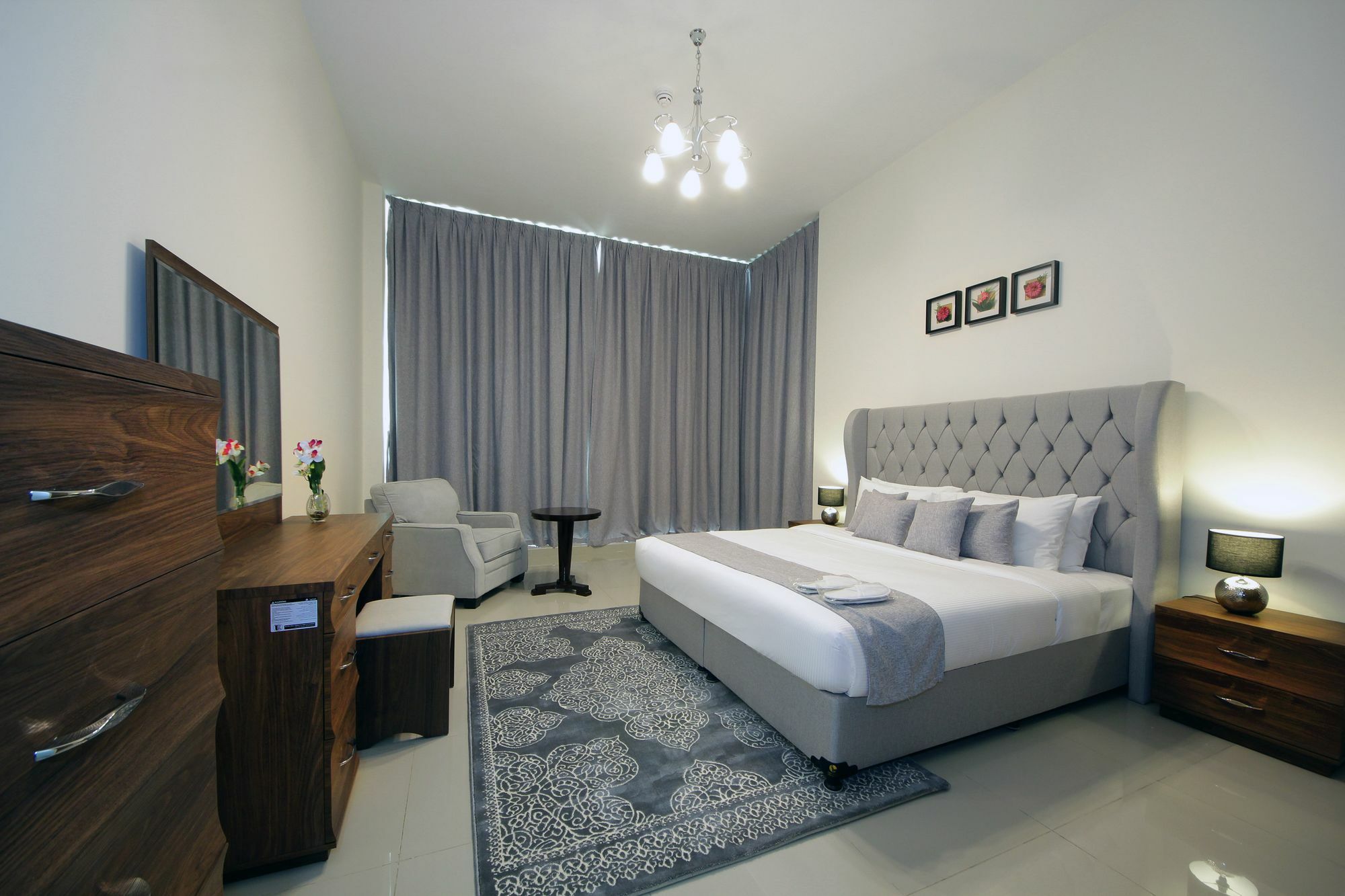 Spacious 2 Bedroom In Al Telal 11, Al Barsha 1 *