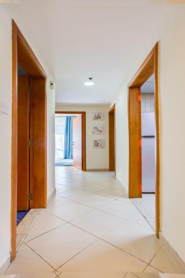 Apricus Holiday Homes - Beautiful 2 Bdrm Near Metro Apartment Dubai