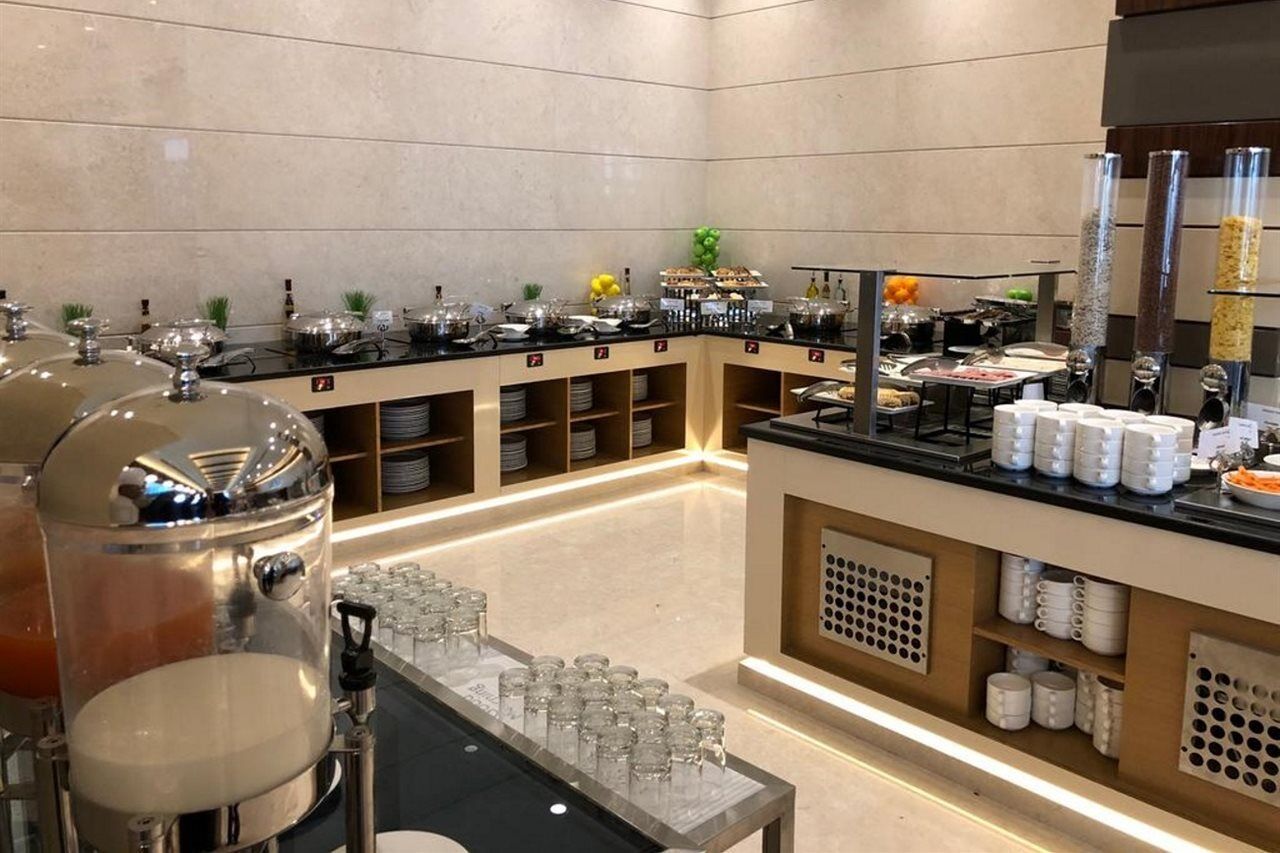 Hotell Golden Tulip Media 4*