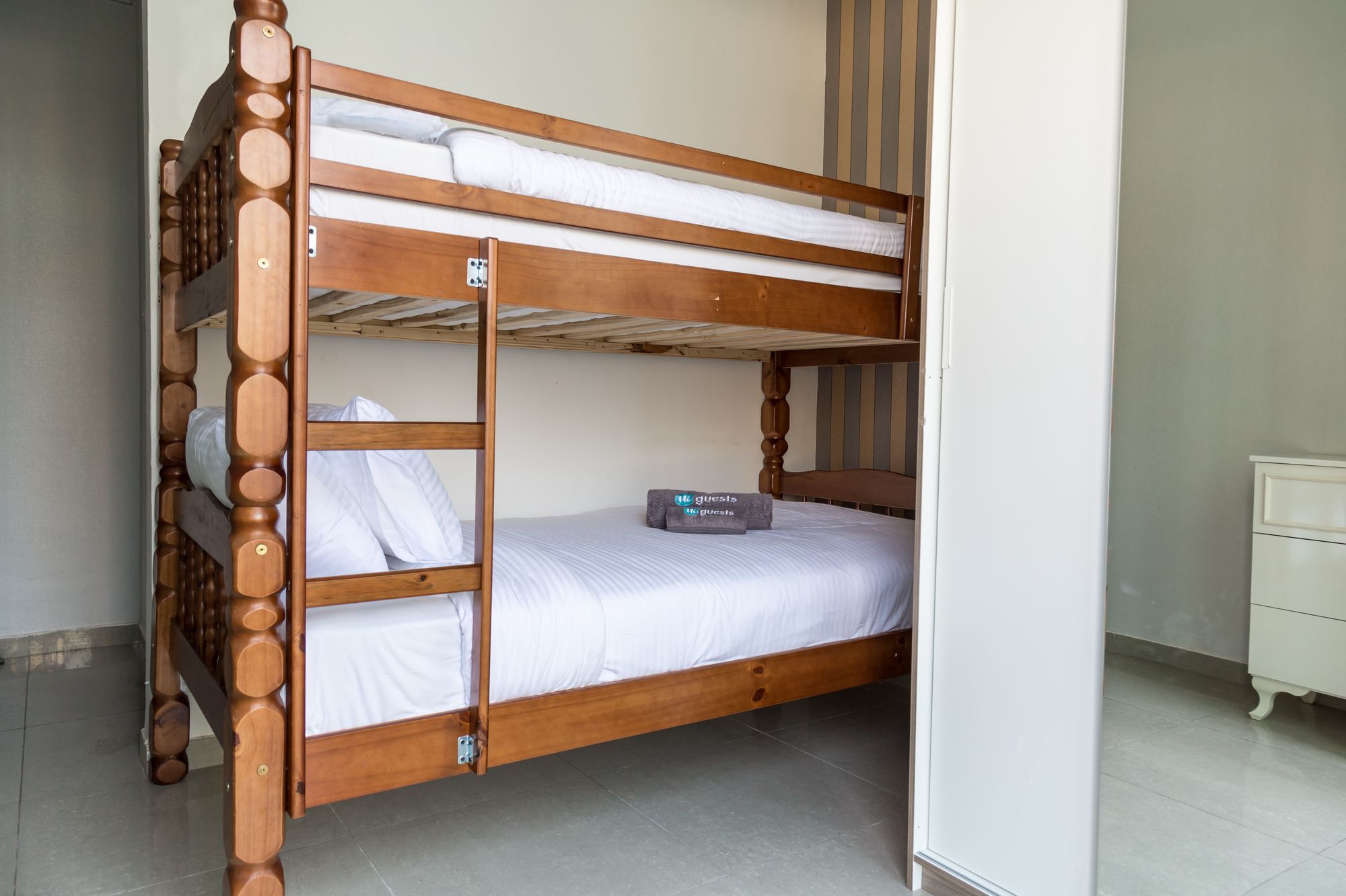 Higuests - Marina Wharf Apartment Dubai