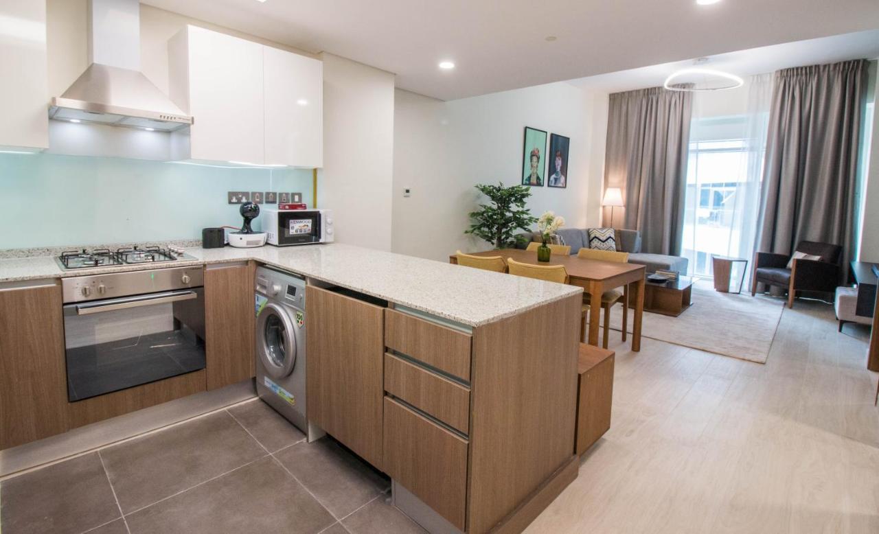 Cozy 1br With Pool And Gym 10mins Away By Drive To Dxb Airport Apartemen