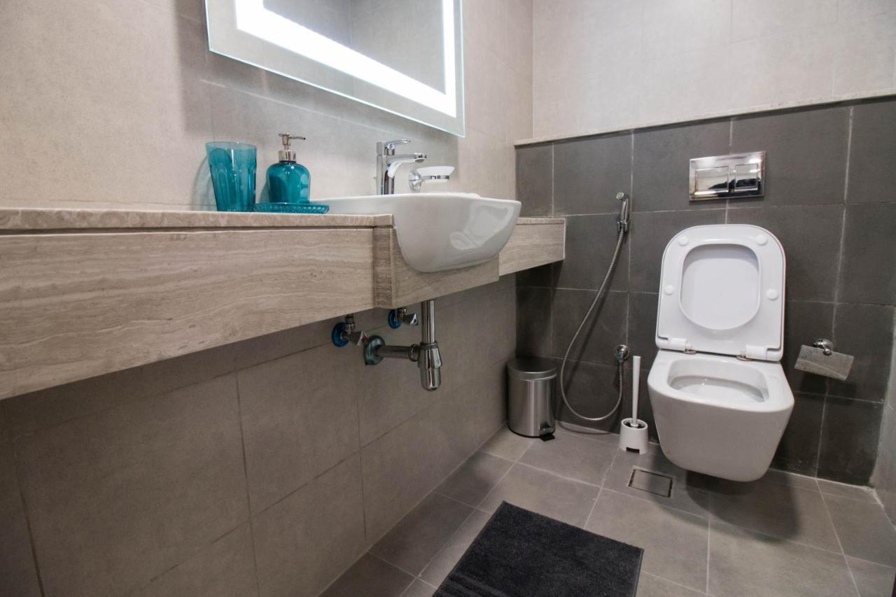 Cozy 1br With Pool And Gym 10mins Away By Drive To Dxb Airport Apartemen