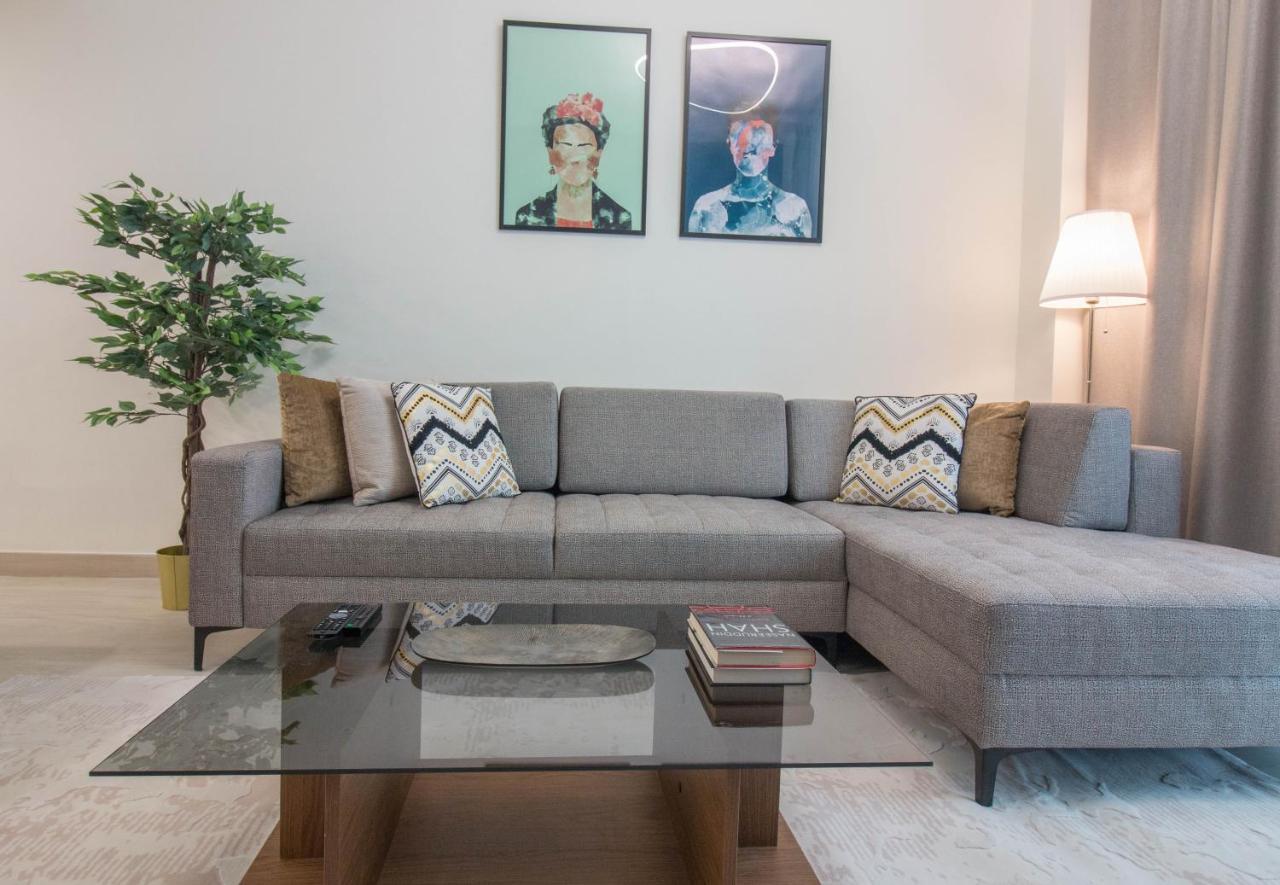 Apartemen Cozy 1br With Pool And Gym 10mins Away By Drive To Dxb Airport *