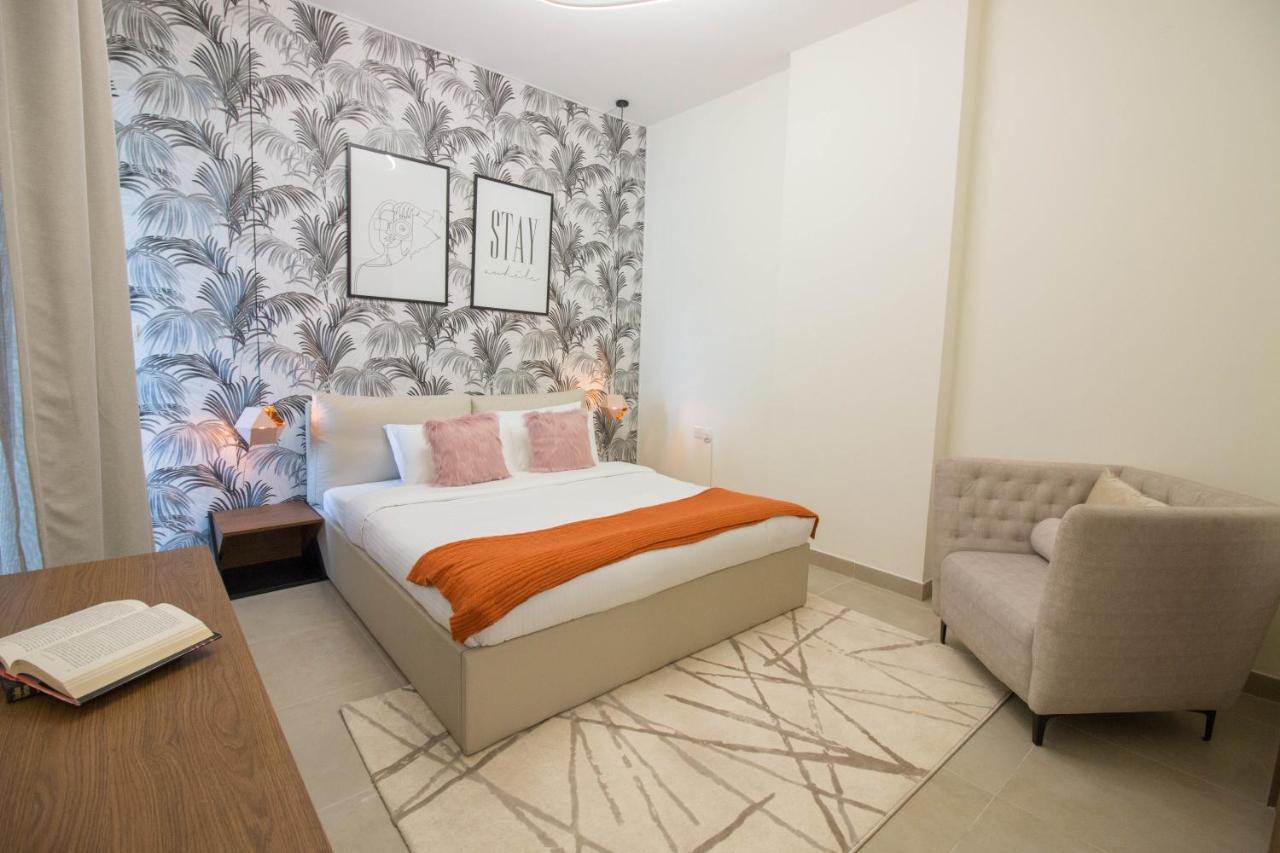 Apartemen Cozy 1br With Pool And Gym 10mins Away By Drive To Dxb Airport Dubai