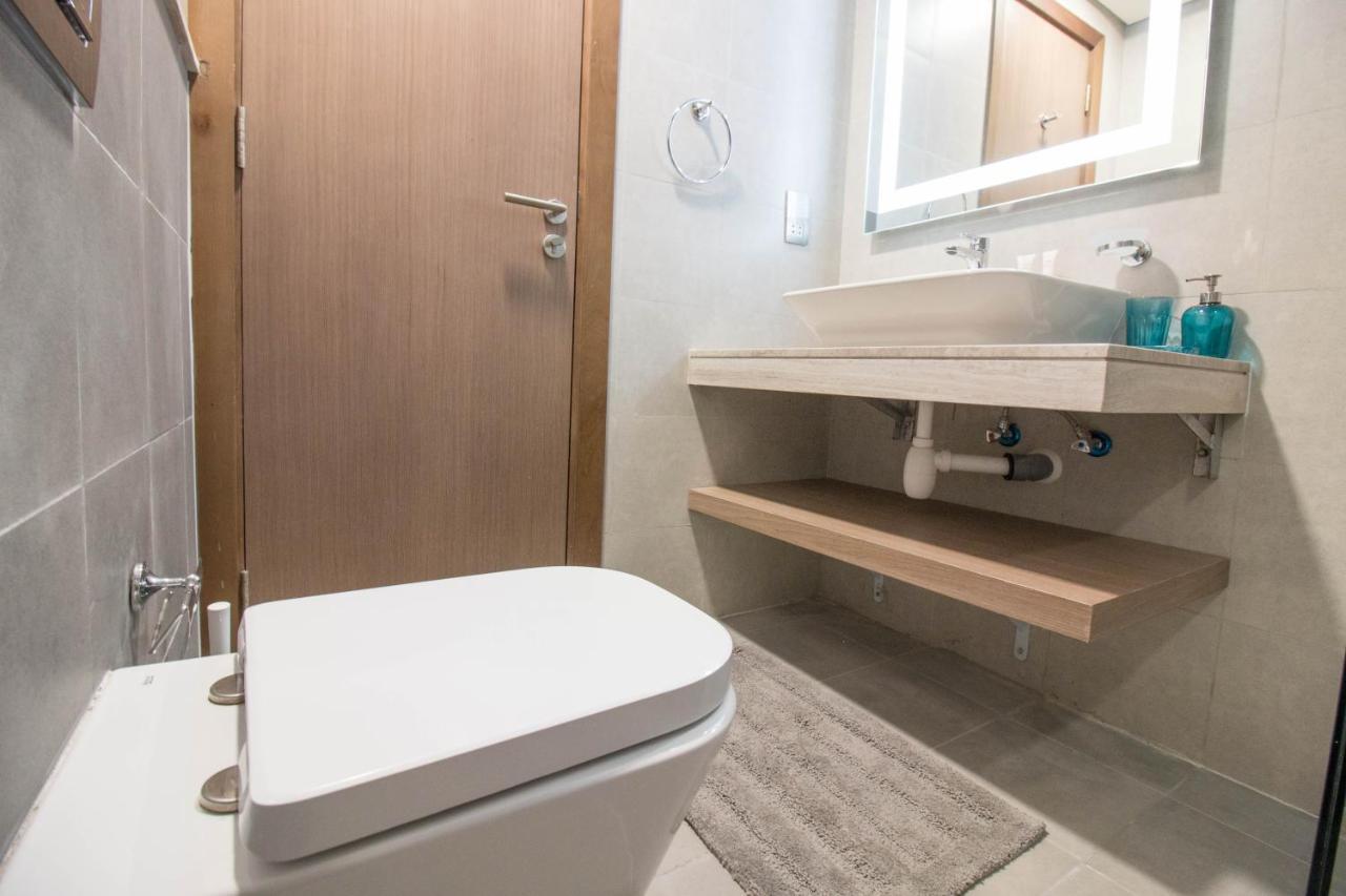Cozy 1br With Pool And Gym 10mins Away By Drive To Dxb Airport Apartemen *