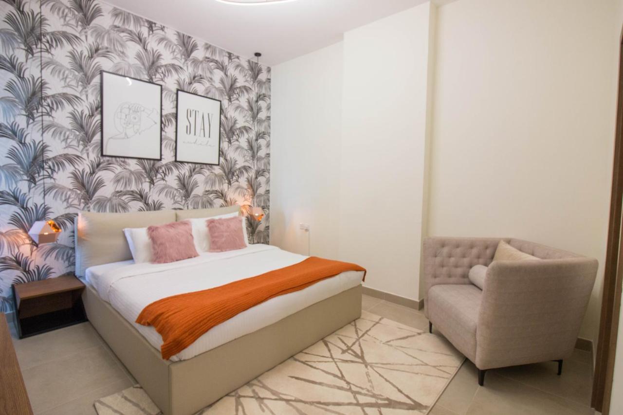 Cozy 1br With Pool And Gym 10mins Away By Drive To Dxb Airport Apartemen