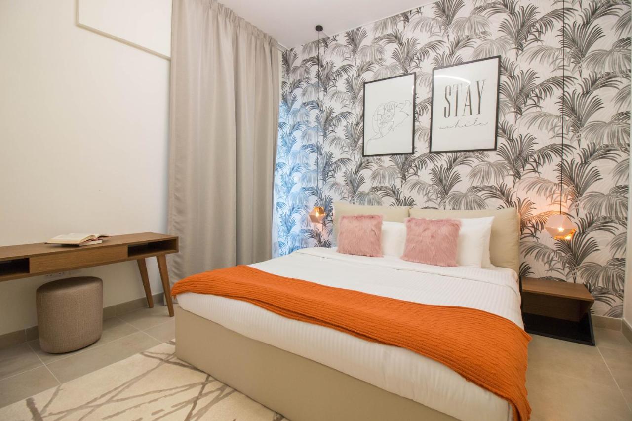 Cozy 1br With Pool And Gym 10mins Away By Drive To Dxb Airport Apartemen Dubai