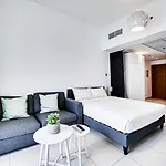 Canal View Apartment In Marina