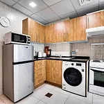 Canal View Apartment In Marina