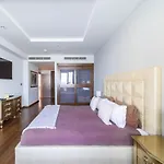 2 Bedroom App With Private Beach And Infinity Pool