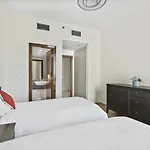 Vayk - Spacious Two Bedroom Near Canal