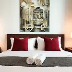 La Buena Vida Holiday Homes - Luxe 1Bd, Boutique Apt Full Lakeview 1M To Metro, Lake & Almas Tower