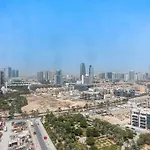 Vibrant Apartment With Pool, Gym, Free Parking & Fast Wifi