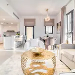 Coastal Luxury: 2Br Retreat With Sea Views