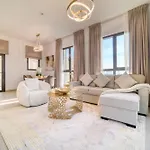 Coastal Luxury: 2Br Retreat With Sea Views