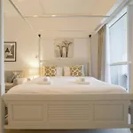 Guestready Holiday Homes - Cream & Grey