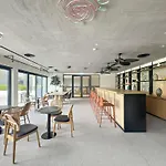 Chic 1 Bedroom Apartment At Golfville