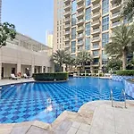Livbnb - 2B With Modern Interiors, Emaar Boulevard