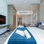 Aws Holiday Homes - Elegance Near Downtown