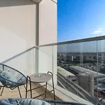 Airy 1-Bedroom Apartment Coastal-Style In Dubai Marina