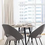 Elegant 2-Bedroom Flat With Pool View In Dubai Marina