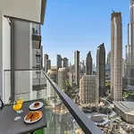 Luxury One Bedroom Apartment With Full Burj Khalifa View & Fountain View By Delujo Stays
