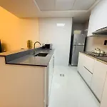 One-Master Bedroom - Luxury - 2 Min Walk To Tram