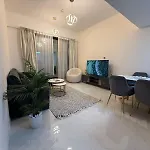 One-Master Bedroom - Luxury - 2 Min Walk To Tram