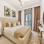 Luxury One Bedroom Apartment With Full Burj Khalifa View & Fountain View By Delujo Stays