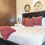 Extravagant Studio Stay For 2 In Jvc