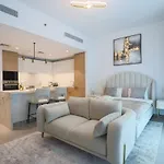 Stylish Studio At Berkeley Place By Ellington