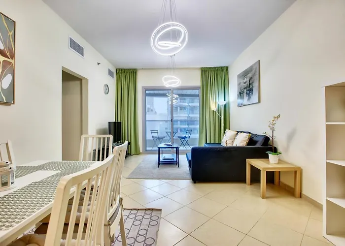 Apricus Holiday Homes - Beautiful 2 Bdrm Apartment Near Metro