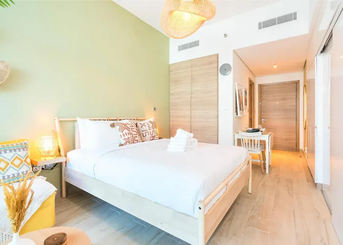 Stunning Apt With Balcony & Marina View