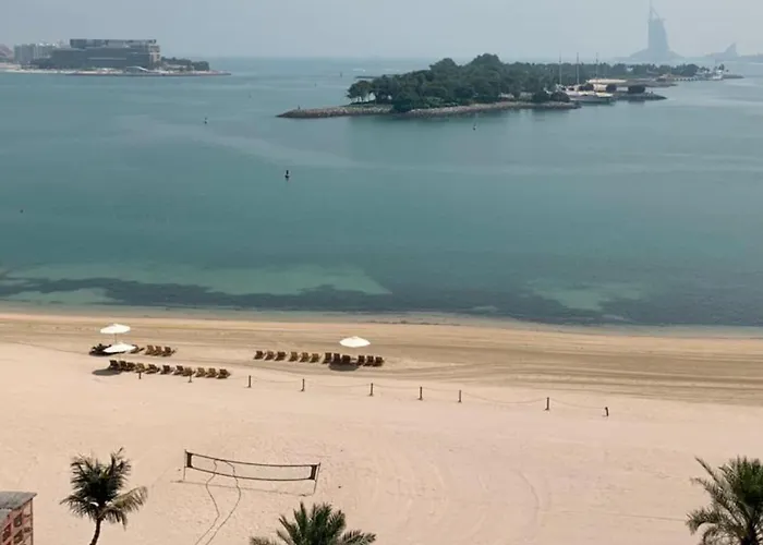 Al Dabas Beach Views, 3Bd Sleeps 6, Beachfront Beach & Pool Access