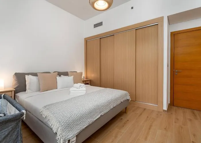 Large 2 Bedroom - Metro At 2 Min