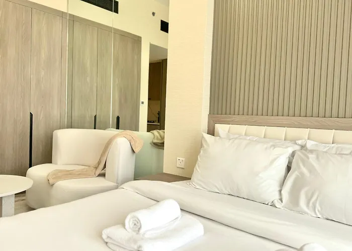 Ashri Hh, Standard Studio In Studio City
