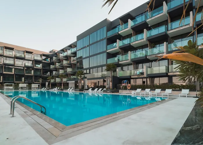Smart Home, King Bed, Fully Equipped Kitchen, Free Parking, Highly Rated, 2 Minutes Walk From Starbucks, Big Balcony High Ceiling, Ground Floor, Pool, Gym, Around The Clock Guest Support