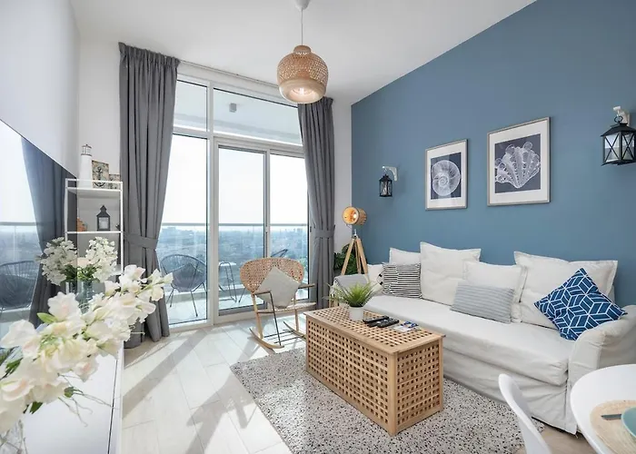 Airy 1-Bedroom Apartment Coastal-Style In Dubai Marina