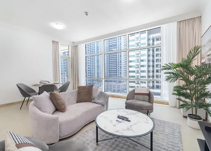 Elegant 2-Bedroom Flat With Pool View In Dubai Marina