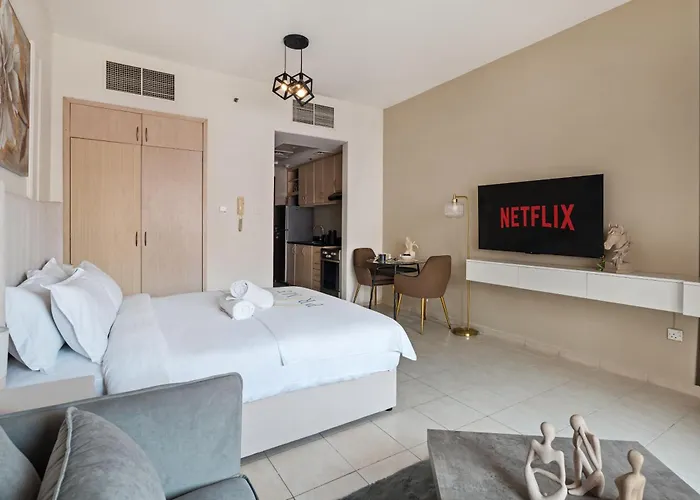 Luxury Studio Near Battua Mall
