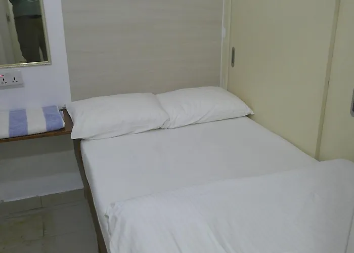 Ruby Star Budget Room With Shared Washroom Access G06