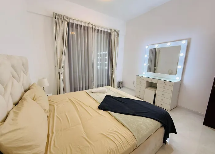 One-Master Bedroom - Luxury - 2 Min Walk To Tram