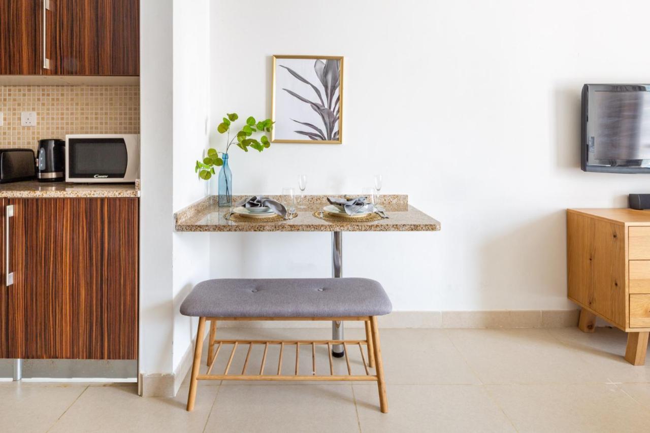 Frank Porter - Goldcrest Executive Apartemen Dubai