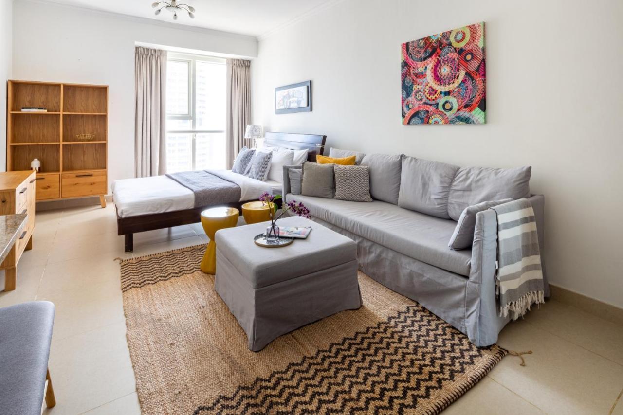 Frank Porter - Goldcrest Executive Apartemen