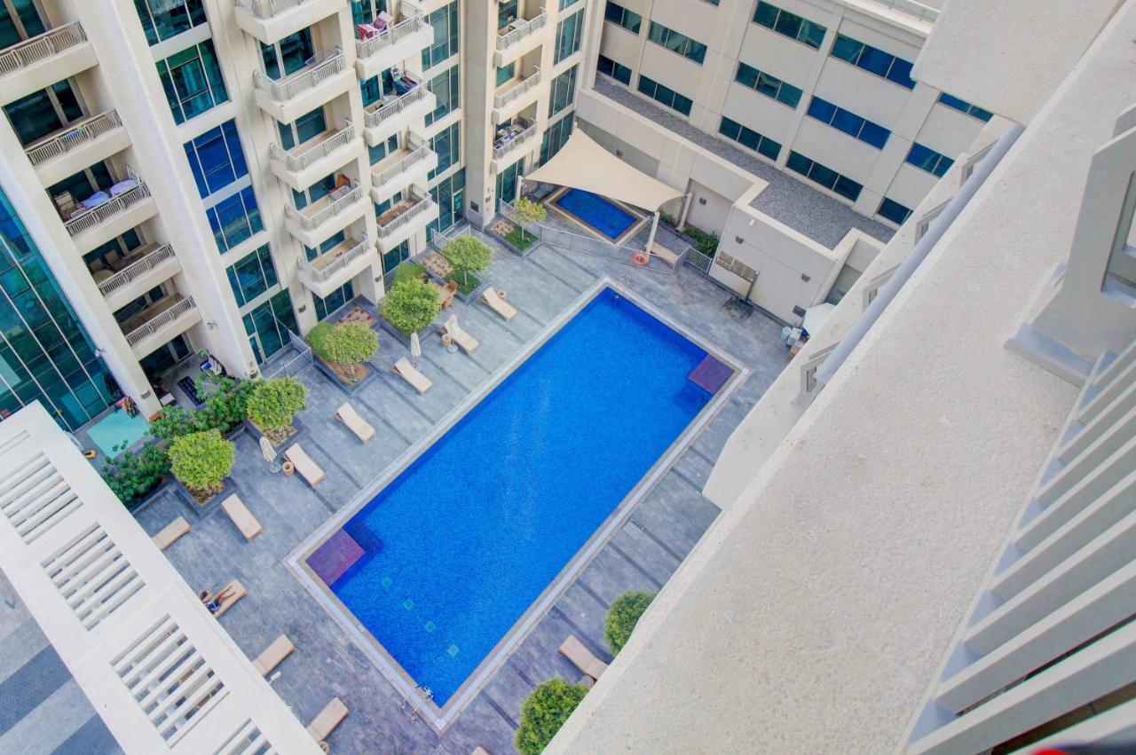 Durrani Homes - Luxurious Near Mall With Pool View Apartment *
