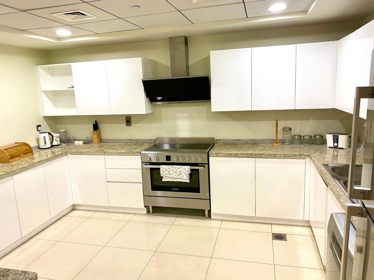 Spacious 4 Bd With Amazing Sea View *