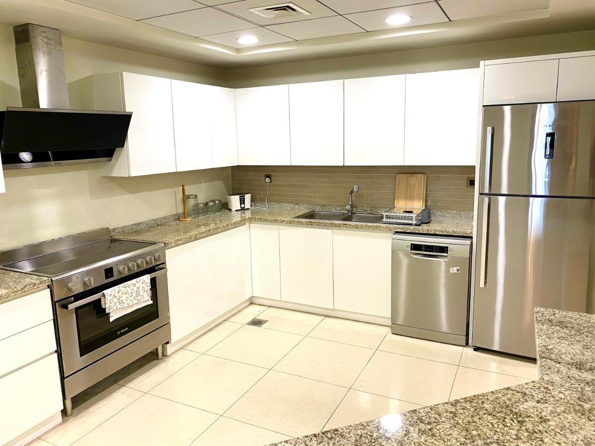 Spacious 4 Bd With Amazing Sea View *