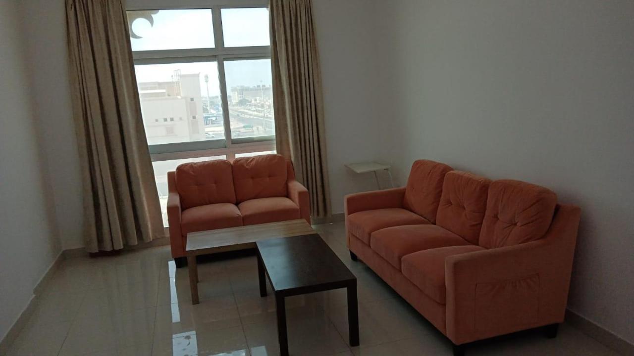 Cozy And Small Partitions For Men Guests In Apartamento
